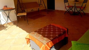 Una habitación con una cama, una mesa y dos sillas.