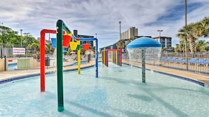 Ein Wasserspielbereich mit bunten Elementen und einer blauen Kuppel.