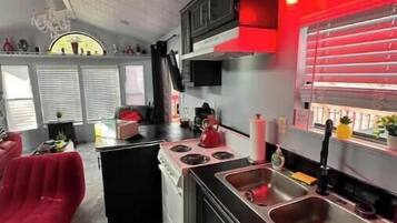 Refrigerador, horno y utensilios de cocina