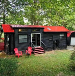 Exterior - 50 Shaydes of Play (Lobelville)