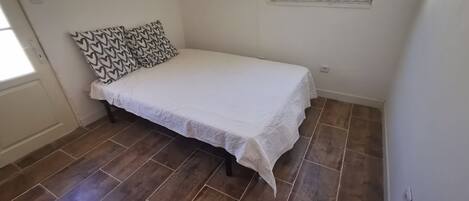 2 quartos, ferros/tábuas de passar roupa, Wi-Fi, roupa de cama