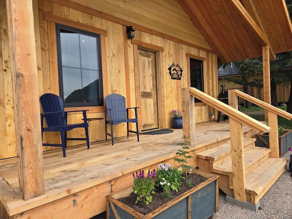 Terrace/patio - Elkhorn Cabin at Columbia Mountain Ranch near Glacier National Park (Columbia Falls)