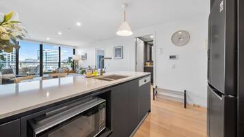 Een koelkast, een microgolfoven, een oven, een kookplaat