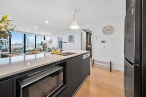 Een koelkast, een microgolfoven, een oven, een kookplaat