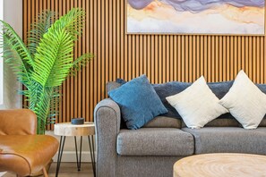 Smart TV, chimenea y tenis de mesa