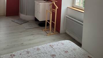 2 Schlafzimmer, BĂŒgeleisen/BĂŒgelbrett, Reisekinderbett