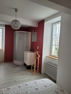 2 sovrum, strykjärn/strykbräda och resesäng