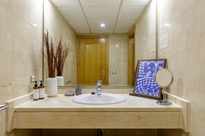 Douche, séchoir à cheveux, serviettes fournies