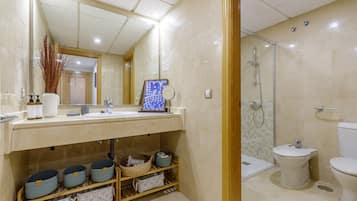 Ducha, secador de pelo y toallas