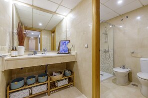 Een douche, een haardroger, handdoeken