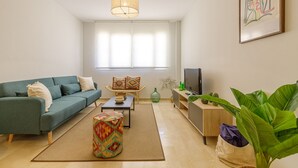 Ein stilvolles Wohnzimmer mit Sofa, Couchtisch und TV-Möbel.