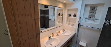 Secadora de cabello, toallas, jabón, papel de baño
