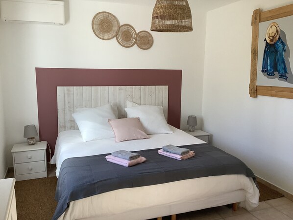 2 slaapkamers, een strijkplank/strijkijzer, gratis wifi, beddengoed