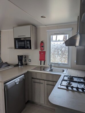 Geladeira, micro-ondas, lava-louças, cafeteira/chaleira