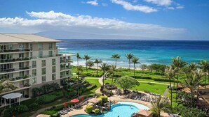 Ein Resort mit Pool, Palmen und Blick auf den Ozean.