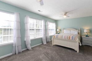 6 bedrooms, WiFi, bed sheets - The Southern Manor | Private Dock + Direct Lake Access | Sleeps 17 (Leesburg)