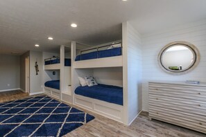 6 quartos, ferros/tábuas de passar roupa, Wi-Fi, roupa de cama