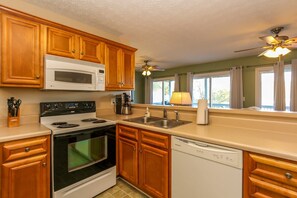 Fridge, microwave, oven, stovetop - House # 26 Bay Bungalow (pet friendly) Lake View (Leesburg)
