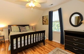 3 bedrooms, iron/ironing board, WiFi, bed sheets - House #05 Reel'M Inn (No Pets) Private Pier (Leesburg)