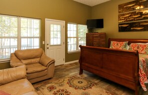 TV, fireplace, books, offices - House #05 Reel'M Inn (No Pets) Private Pier (Leesburg)