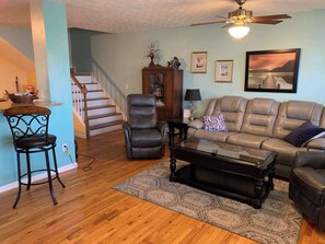 电视、壁炉、书、办公室