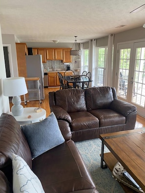 Tv, eldstad, tv-spel och dvd-spelare