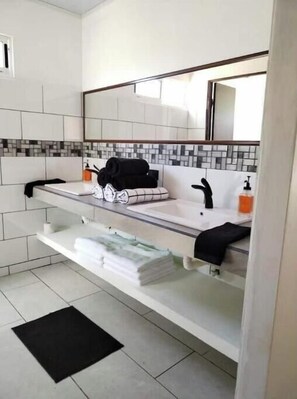 Jabón y papel de baño 