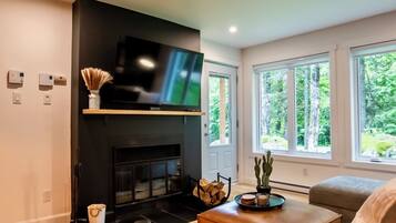 Smart TV, chimenea y videojuegos