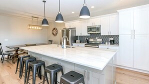 Kaffetrakter/tekoker, kjøleskap, mikrobølgeovn og ovn