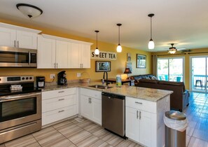 冰箱、微波炉、烤箱、炉灶