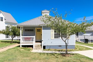 Unclassified image, 5 of 22, button - House # 47 Happily Ever After (No Pets) (Leesburg)