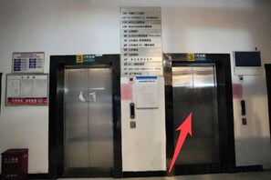 An elevator with a sign listing floor numbers and a red arrow pointing to the third floor. - Zhangjiajie Mr.F Boutique Hotel (Tianmen Mountain Cableway Station) (Zhangjiajie)