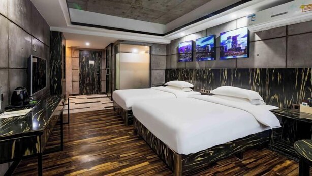 A hotel room with two beds, a wooden floor, a modern design, and a cityscape view on the wall. - Zhangjiajie Mr.F Boutique Hotel (Tianmen Mountain Cableway Station) (Zhangjiajie)