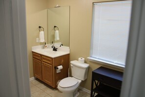 Dusj, hårføner og håndklær