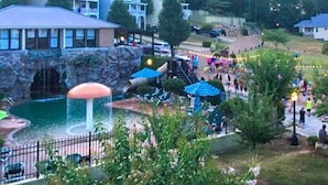 Un complexe hôtelier doté d’un parc aquatique comprenant une cascade et des toboggans.