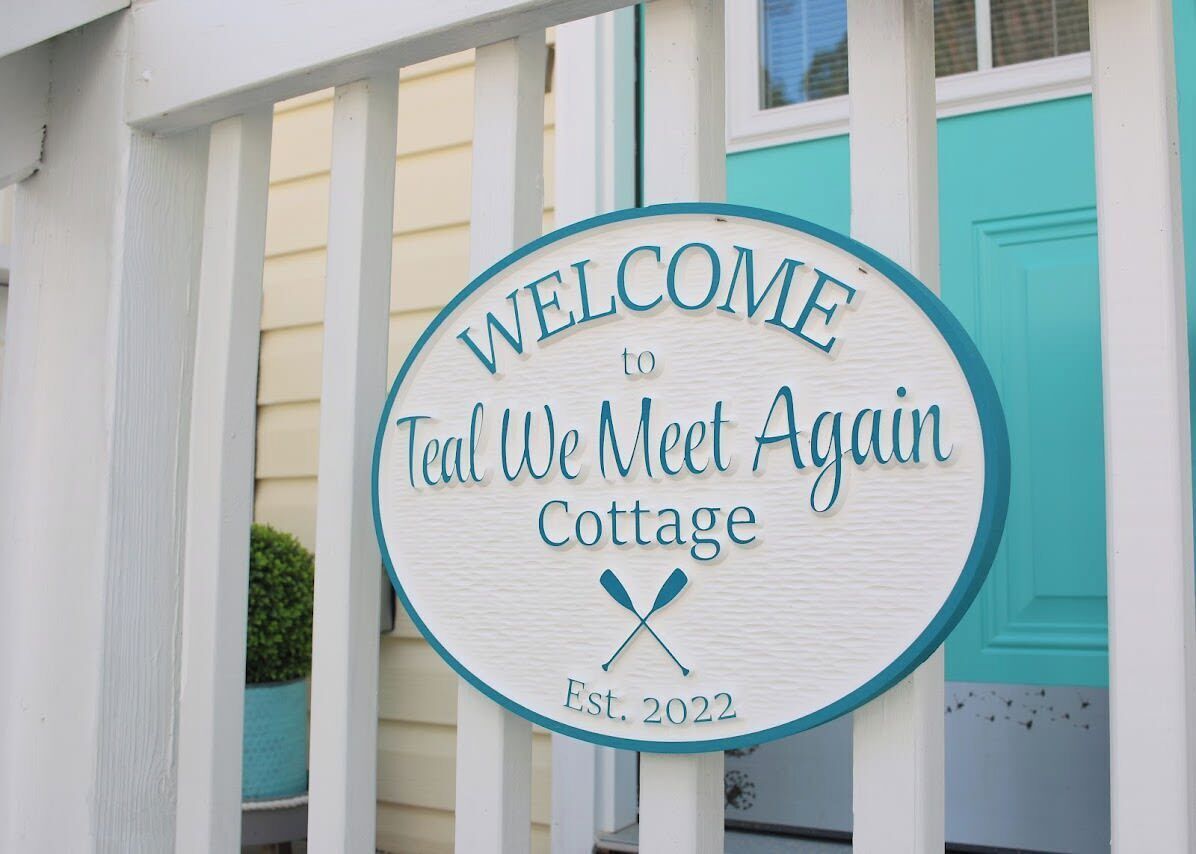 Letrero de bienvenida a Teal We Meet Again Cottage, fundada en 2022.