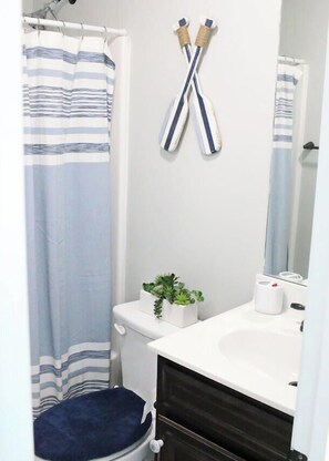 Regadera, secadora de cabello, toallas 