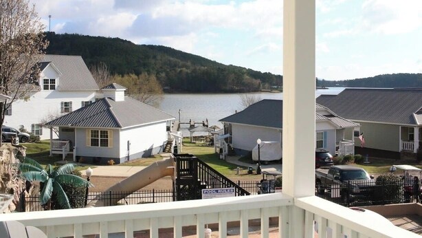 Una zona residencial con casas, un muelle y un lago.