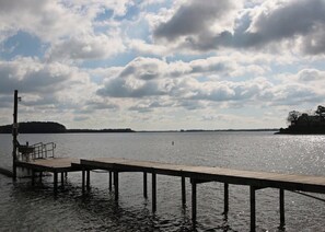 4 habitaciones, escritorio y tabla de planchar con plancha 