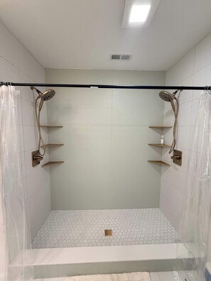 Shower, hair dryer, towels - House # 09 Weiss So Blue (pet-friendly) private pier (Leesburg)