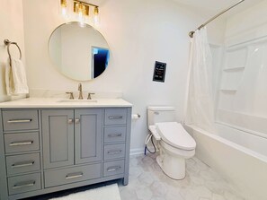 Douche, sèche-cheveux, serviettes fournies