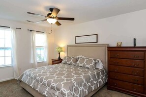 4 bedrooms, desk, iron/ironing board, WiFi - House # 09 Weiss So Blue (no pets) private pier (Leesburg)