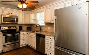 Fridge, microwave, oven, stovetop - House # 09 Weiss So Blue (no pets) private pier (Leesburg)