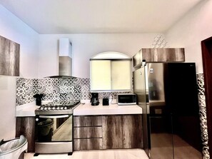 Een koelkast, een oven, een kookplaat