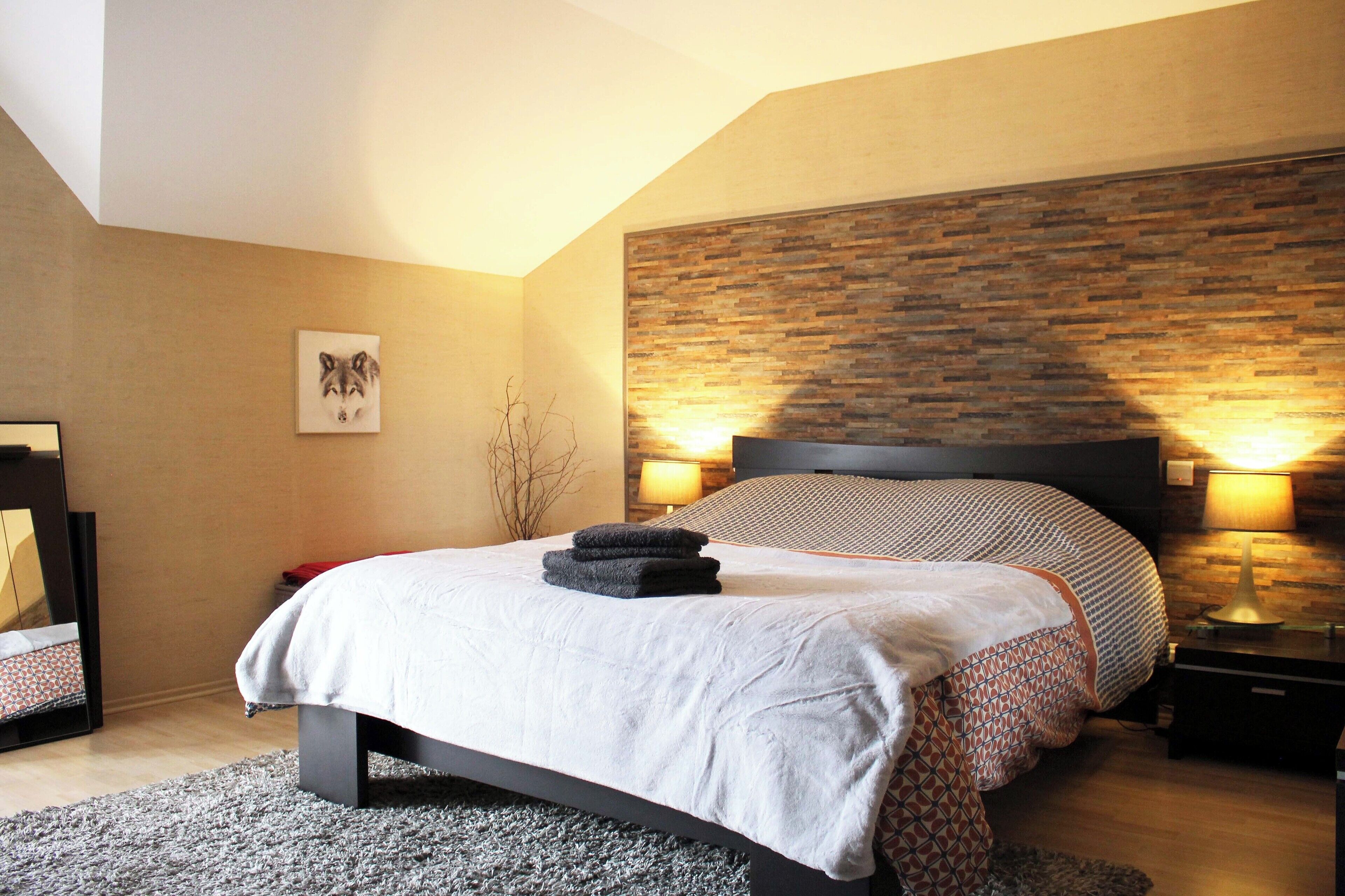 4 quartos, escrivaninha, ferros/tábuas de passar roupa, berço de viagem