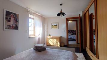 4 chambres, bureau, fer et planche à repasser, lit parapluie