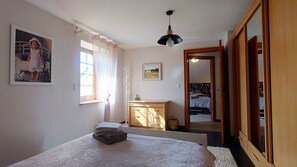4 slaapkamers, een bureau, een strijkplank/strijkijzer, reisbedje