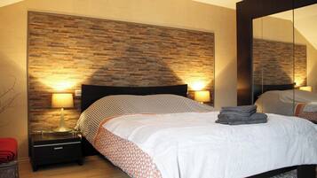 4 makuuhuonetta, työpöytä, silitysrauta/-lauta, vauvan matkasänky