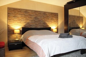 4 habitaciones, escritorio y tabla de planchar con plancha 