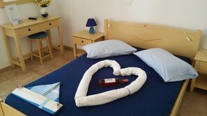 Peti besi dalam bilik, langsir/tirai gelap terus, kalis bunyi 